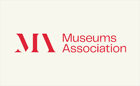 Museums Association Logo, rote Schrift auf einem beigen Hintergrund