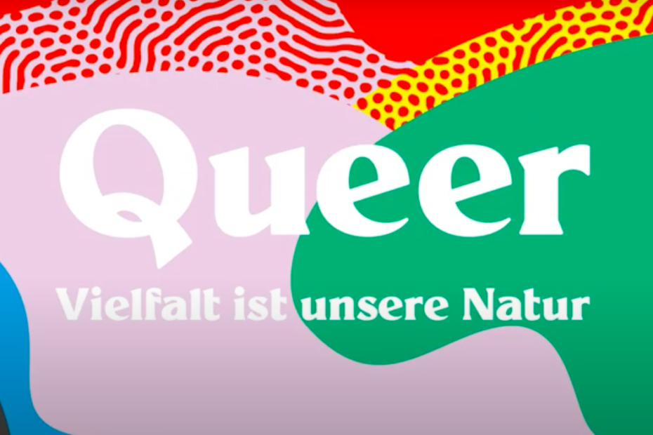 Buntes Hintergrund mit der Schrift "Queer: Vielfalt ist unsere Natur"